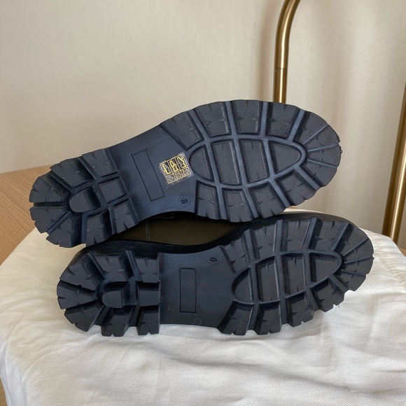 Banana Republic Leather Chelsea Boot (6) - Picture 7 of 7